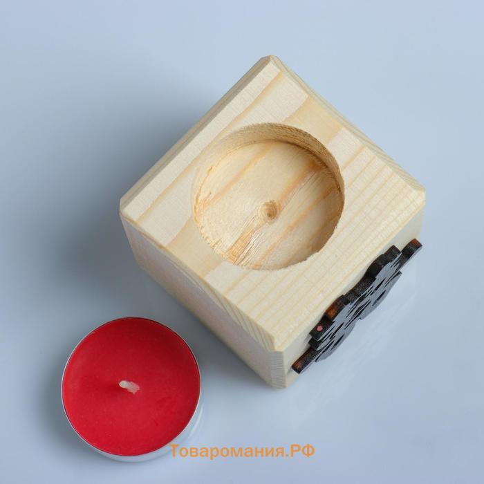 Свеча в деревянном подсвечнике "Куб, Иероглифы. Счастье", 6х6х6 см, аромат вишни