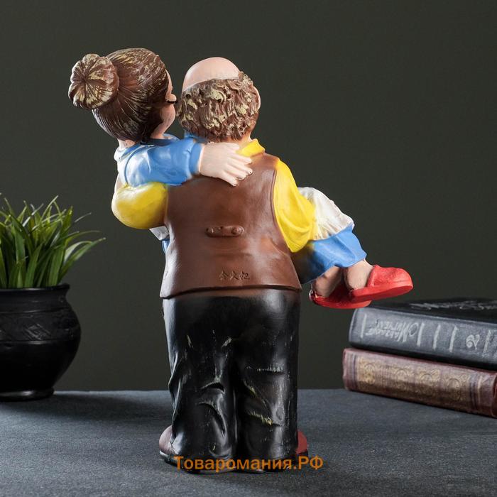 Фигурка полистоун «Дед с бабкой на руках», 27×22×14 см