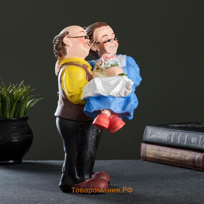 Фигурка полистоун «Дед с бабкой на руках», 27×22×14 см
